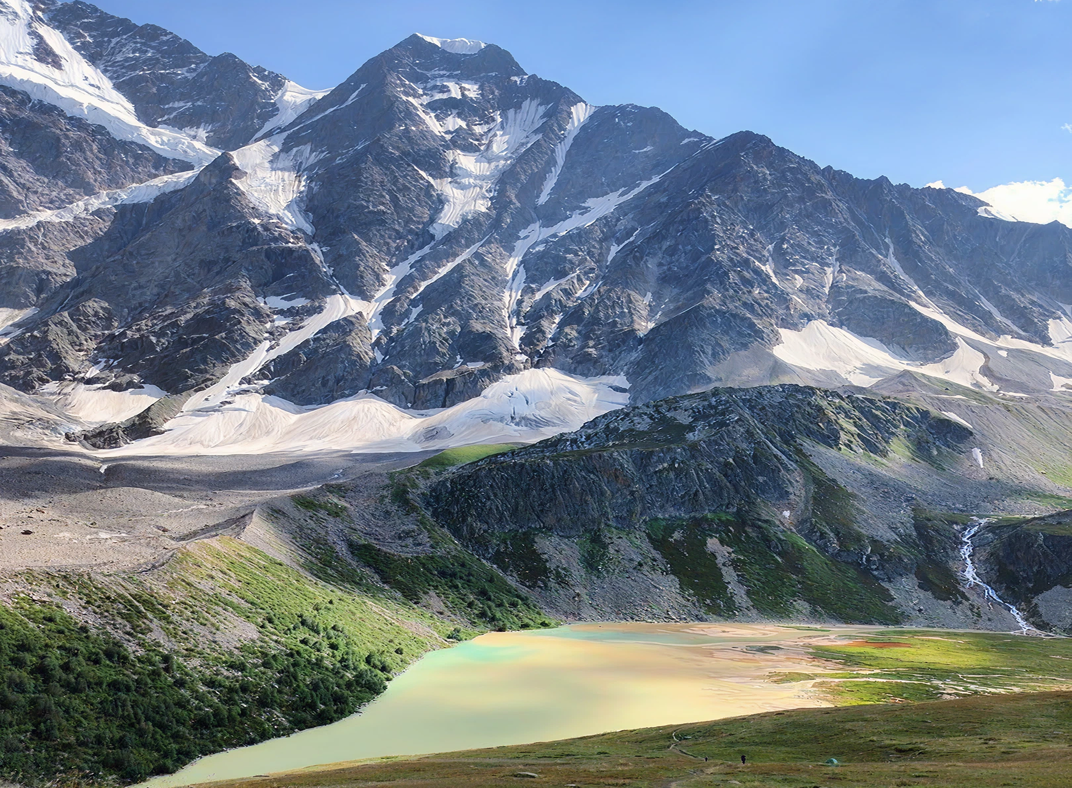 Горное озеро в Кабардино-Балкарии